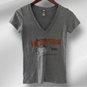 Hooters T Shirt Womens Small Germany V Neck Short Sleeve Gray Fitted RARE